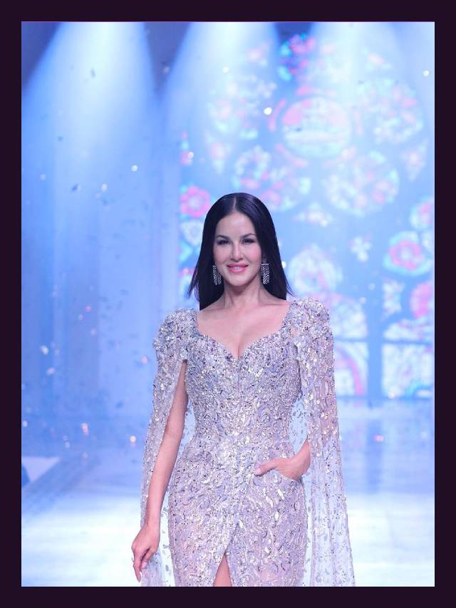 Sunny Leone सिल्वर ड्रेस में दिखी अप्सरा सी खूबसूरत